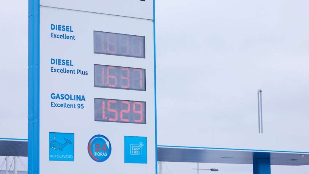 Detalle de un cartel con los precios de la gasolina tras la supresión de la bonificación de 20 céntimos por el gobierno de España, en enero de 2023 en Sevilla.