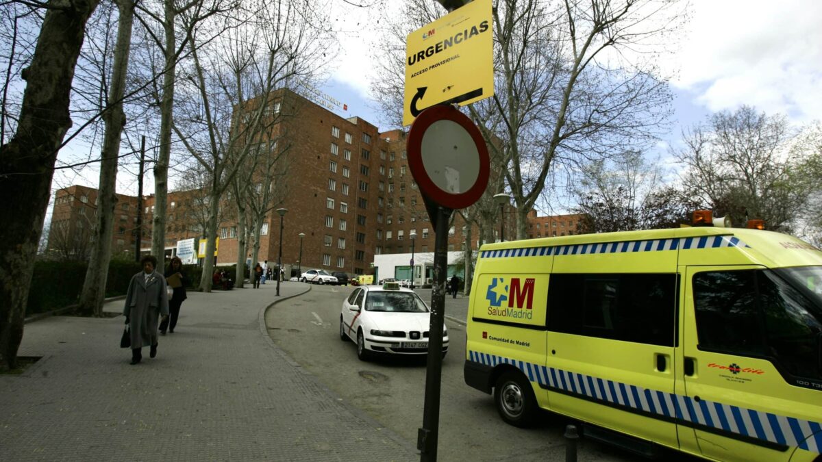 Un muerto y 24 heridos en un incendio de madrugada en el Hospital Clínico de Madrid