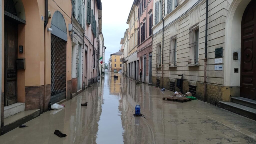 Inundaciones en las calles de Faenza por las lluvias.