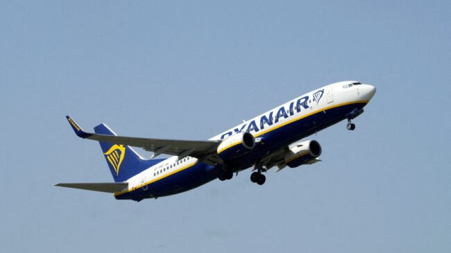 Un juzgado condena a Ryanair a indemnizar a dos policías a los que prohibió viajar armados