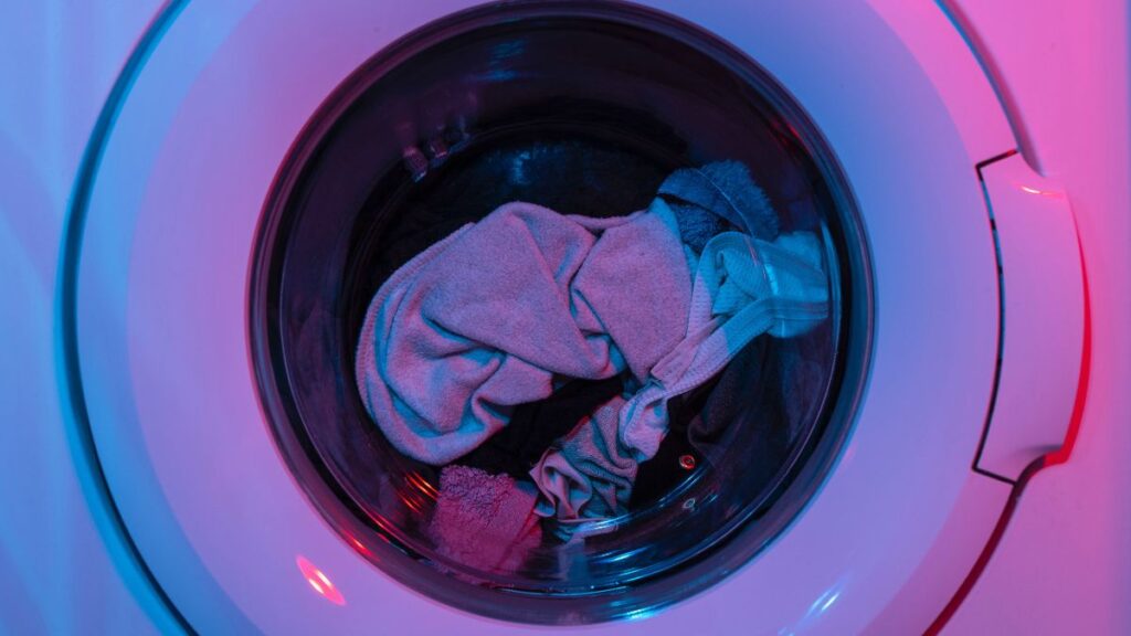 Ropa en una lavadora.