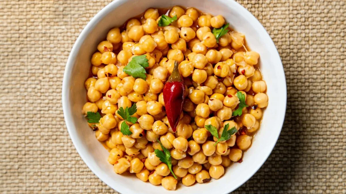 Los mil usos de los garbanzos: en ensalada, ropa vieja o como lecho de unos huevos fritos