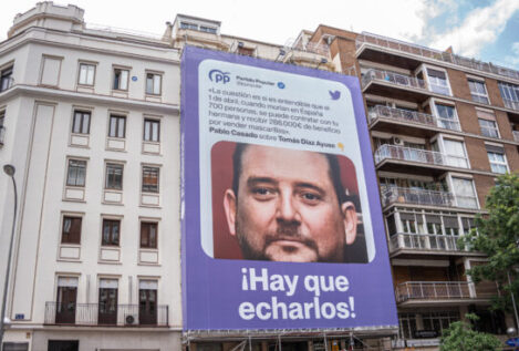 La Junta Electoral permite a Podemos mantener la lona contra el hermano de Ayuso