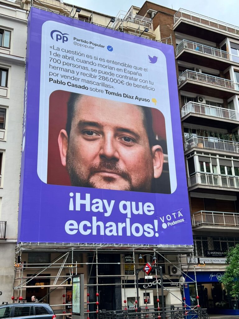 Lona de Podemos con la cara de Tomás Díaz Ayuso en la calle Goya, ahora con su logotipo.
