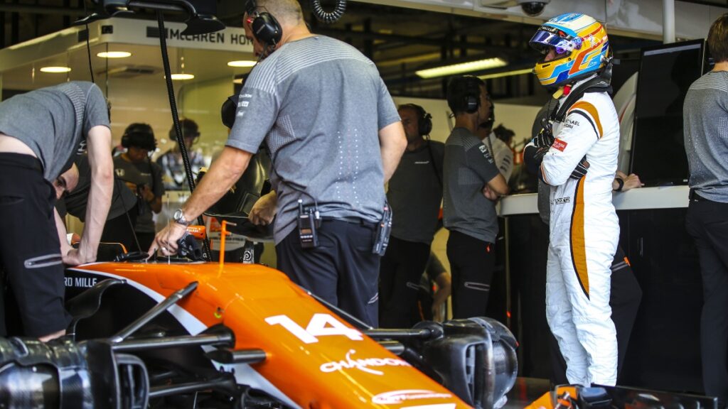 Fernando Alonso posa junto al McLaren Honda de la temporada 2017.