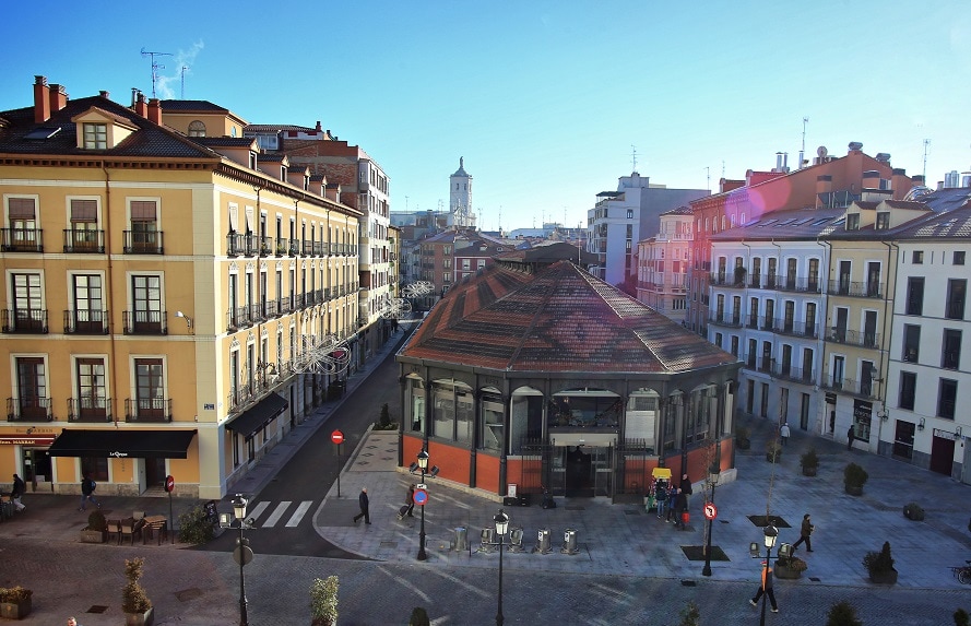 Los comerciantes del 'Mercado del Val' acusan al Ayuntamiento de Valladolid de dejarles sin liquidez