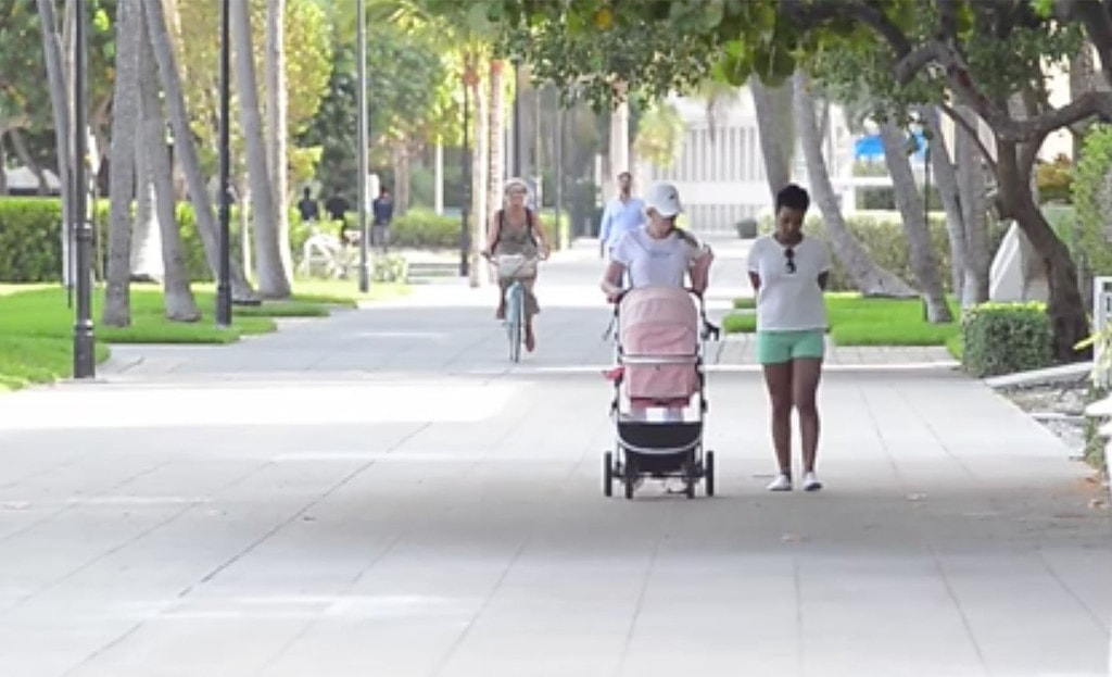 Ana Obregón paseando a su nieta en Miami