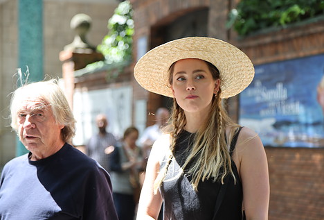 Amber Heard y una mudanza a Madrid marcada por los altibajos: arte, autógrafos y policía
