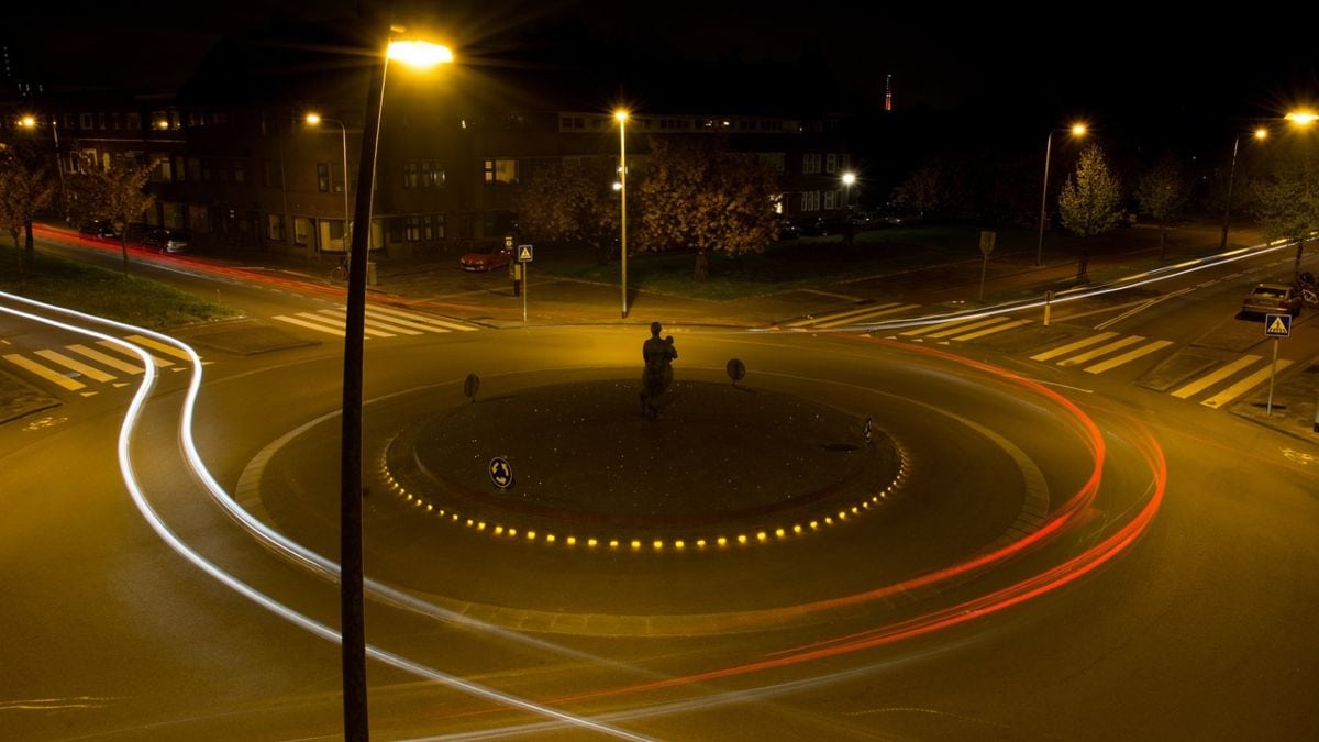 Una rotonda de noche