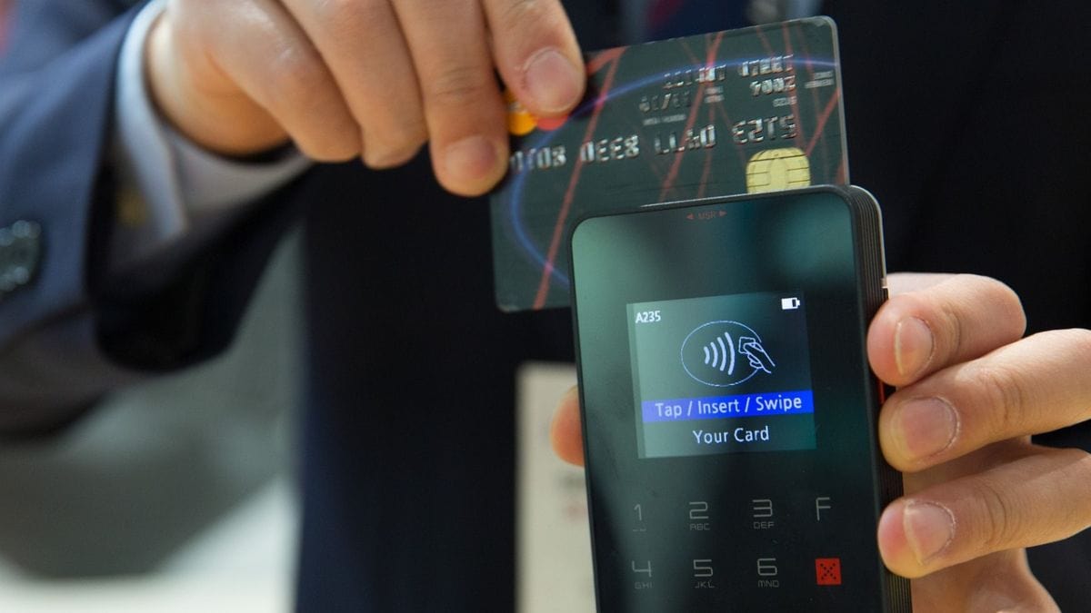 Una persona pagando con la tecnología contactless