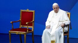 El Papa, a una mujer que le pidió bendecir a su perro: «Señora, muchos niños sufren hambre»