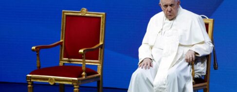 El Papa sale de quirófano tras la operación por una hernia en el estómago