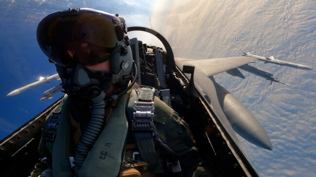Biden avala el plan de sus socios europeos para entrenar a pilotos ucranianos en el uso de F-16