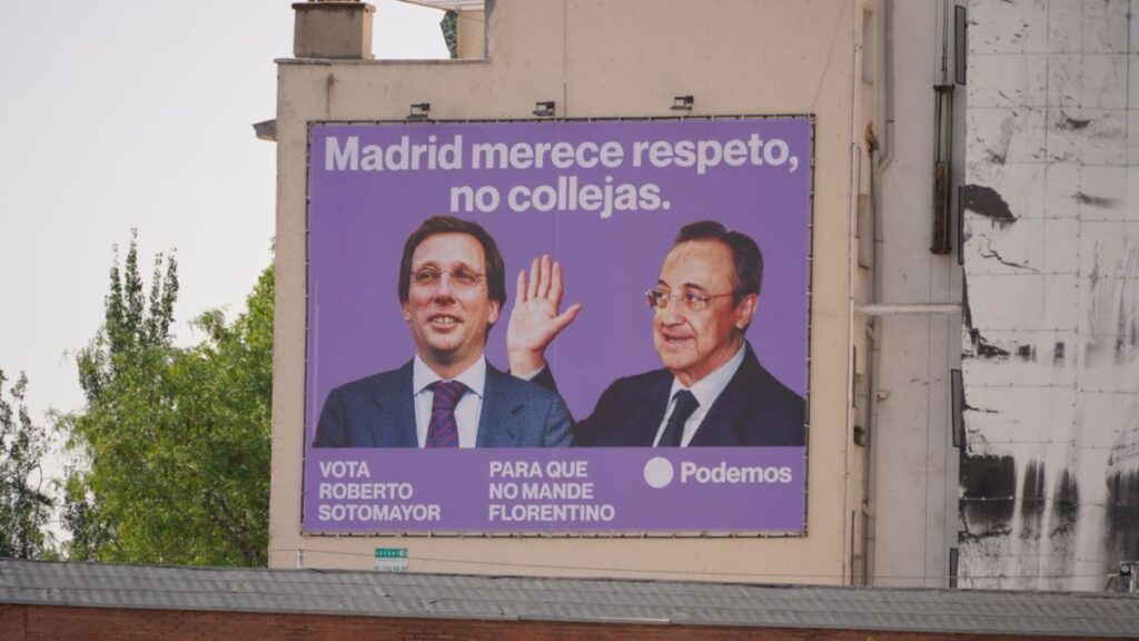 La lona que Podemos ha colgado en Madrid en referencia a la 'colleja' que Florentino Pérez le dio a Almeida. | Podemos