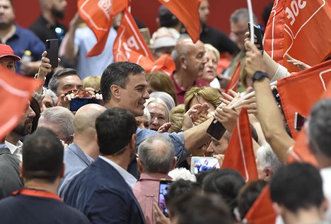 Sánchez busca ahora el voto joven: financiará el 50% del interrail y el 90% de trenes y autobuses