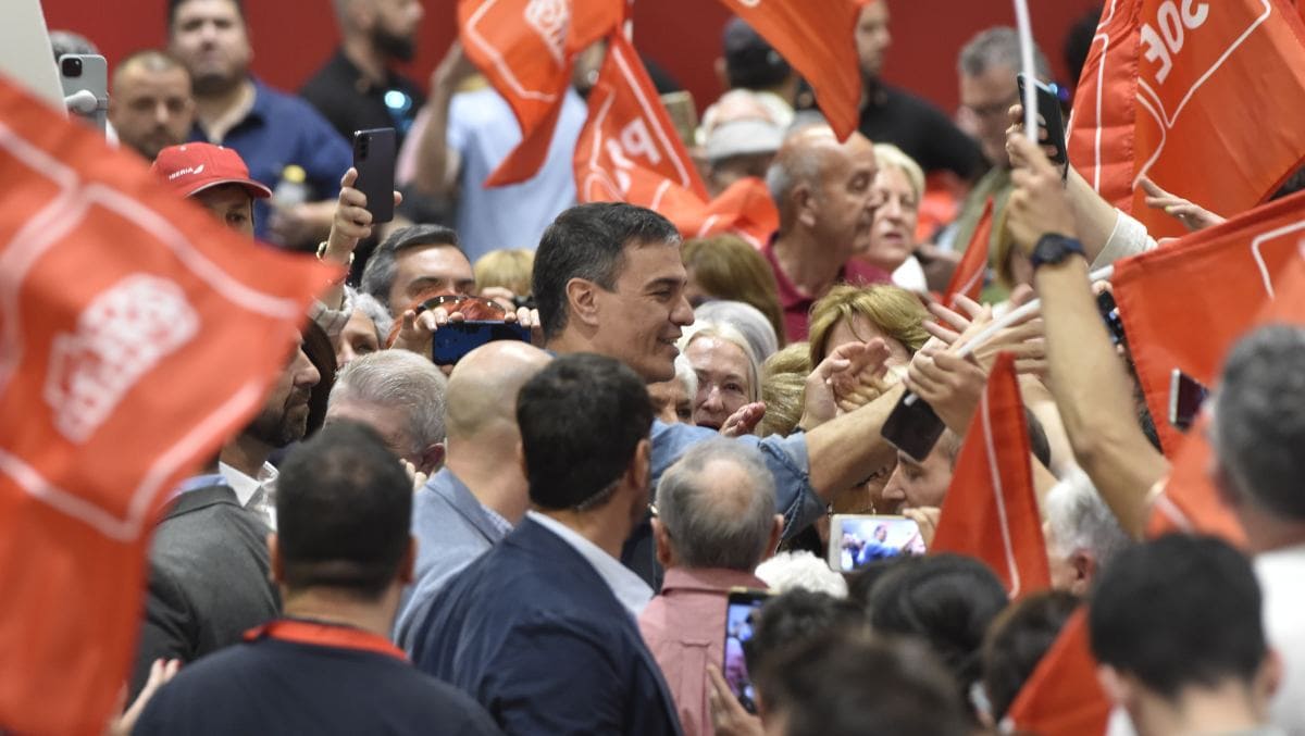 Sánchez busca ahora el voto joven: financiará el 50% del interrail y el 90% de trenes y autobuses