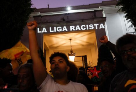 Manifestantes protestan por el racismo contra Vinicius frente al Consulado de España en Sao Paulo