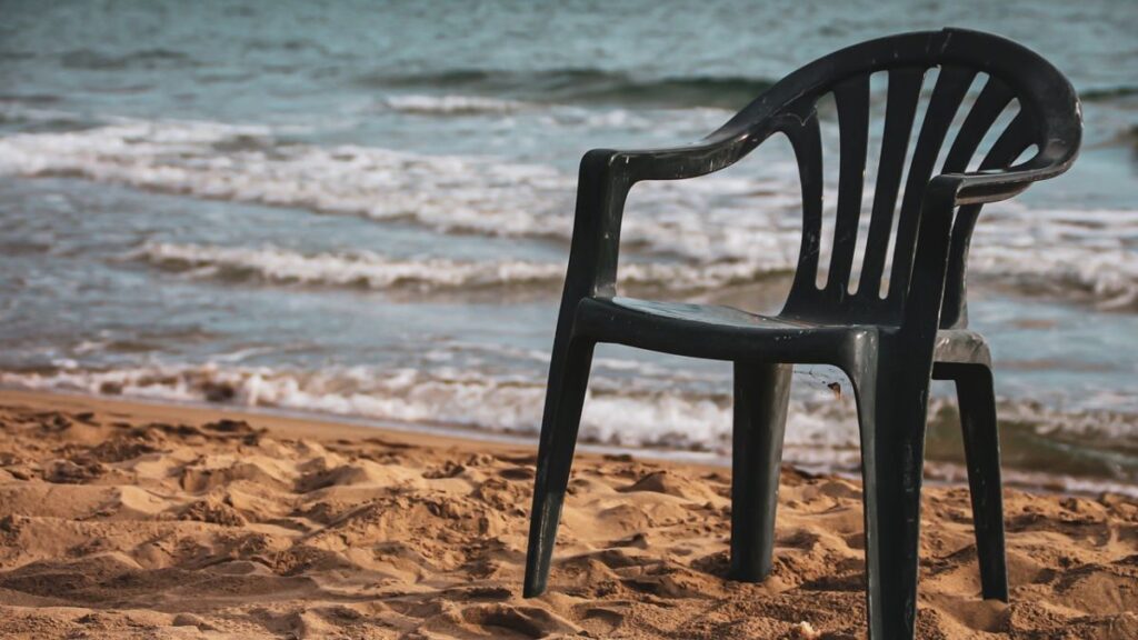 Una silla de plástico en la playa