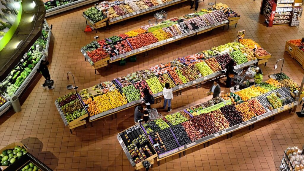 Sección de frutas de un supermercado vista desde arriba. 