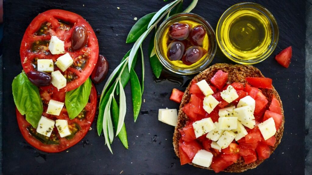 Tomate con aceite y aceitunas