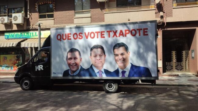 El PP ataca a Page con un camión con su cara, la de Sánchez y Otegi: «Que os vote Txapote»
