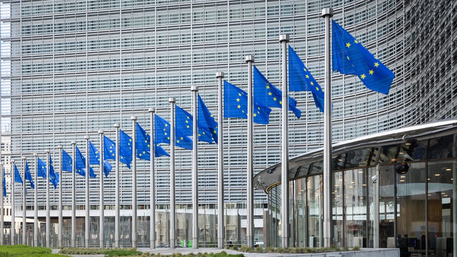 Bruselas expedienta a ‘X’ por no poner barreras a la desinformación y no verificar su ‘check’ azul