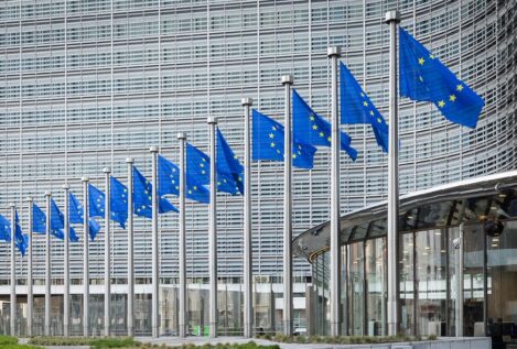 Bruselas expedienta a 'X' por no poner barreras a la desinformación y no verificar su 'check' azul