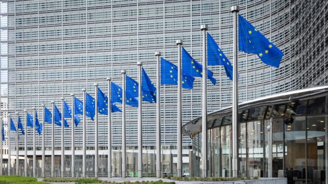 Bruselas expedienta a 'X' por no poner barreras a la desinformación y no verificar su 'check' azul