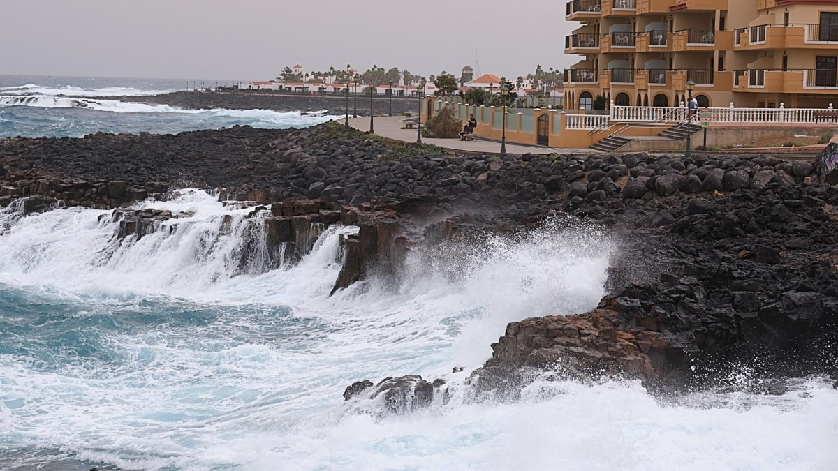Los vientos de hasta 90 km/h en tierra y mar ponen en riesgo a Canarias
