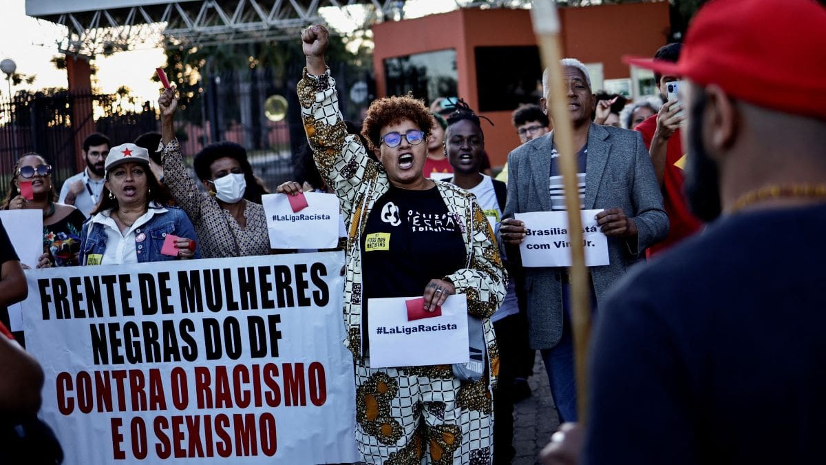Otra protesta en Brasil denuncia el racismo contra Vinicius frente a la Embajada de España