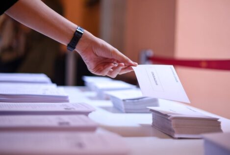 El recuento del voto de Barcelona mantiene a Collboni segundo y Colau tercera