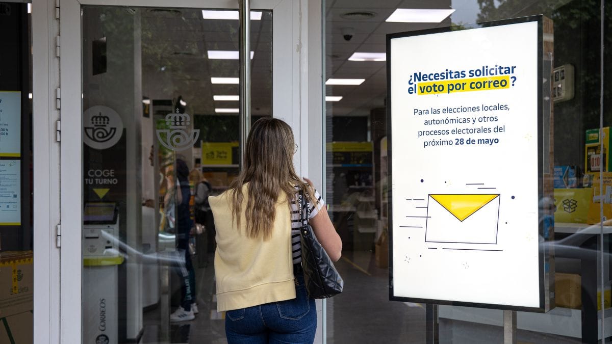 Una partida defectuosa pone en riesgo miles de votos por correo en Sevilla