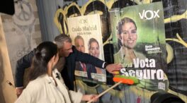 Vox apela al «voto seguro» en una pegada de carteles en Madrid con momentos de tensión