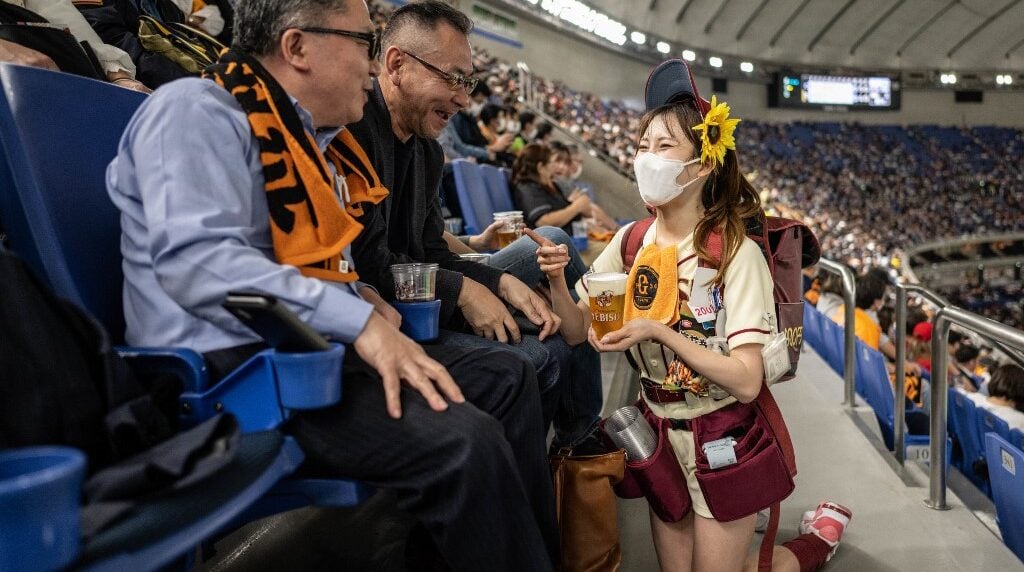Vender cerveza en los estadios de Japón: polémico oficio solo para mujeres