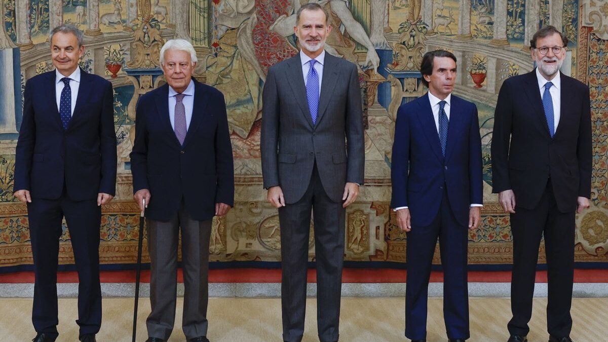 González, Aznar, Zapatero y Rajoy, junto al rey Felipe VI en la reunión del Patronato de Elcano