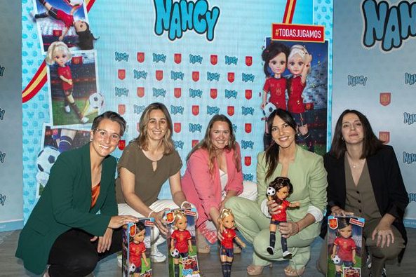 Famosa presenta ‘Nancy, Un Día con la Selección Española’, una edición especial para apoyar a la selección femenina
