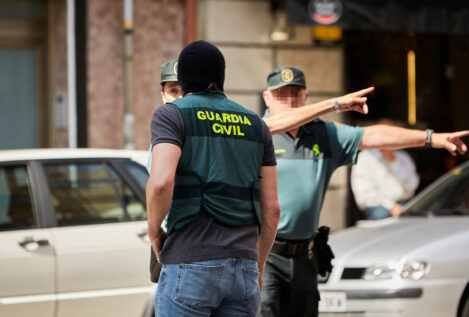 Guardias civiles reclaman extender el uso de pistolas táser tras el suceso en Andújar