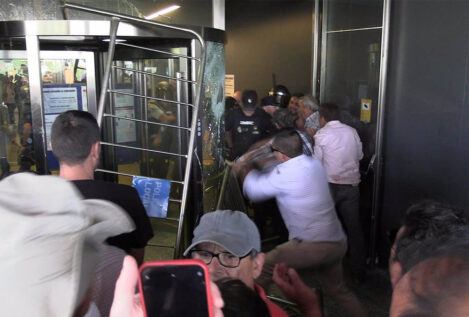 Ganaderos asaltan la Delegación de la Junta en Salamanca: un detenido y cargas policiales