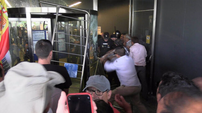 Ganaderos asaltan la Delegación de la Junta en Salamanca: un detenido y cargas policiales