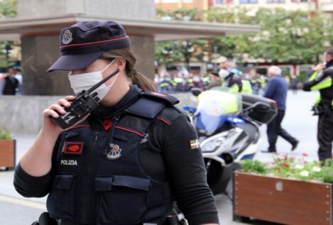 Agentes de la Ertzaintza evitan una agresión a una mujer entrando por la ventana en Bilbao