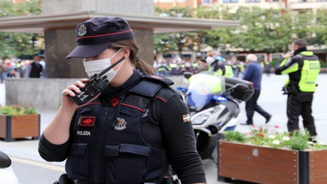 Agentes de la Ertzaintza evitan una agresión a una mujer entrando por la ventana en Bilbao