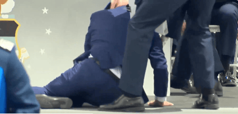 Joe Biden se cae en el escenario durante una ceremonia de graduación de la Fuerza Aérea