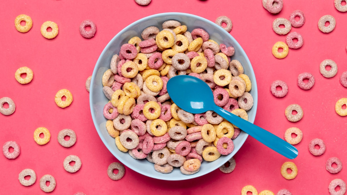 Cereales de colores con mucho azúcar añadido