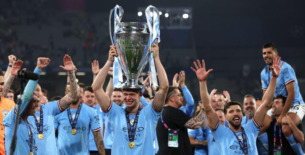 Los jugadores del Manchester City celebran con la copa de la Champions League en la final del pasado 10 de junio.