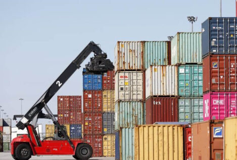 El déficit comercial se reduce a la mitad hasta abril y las exportaciones marcan récord