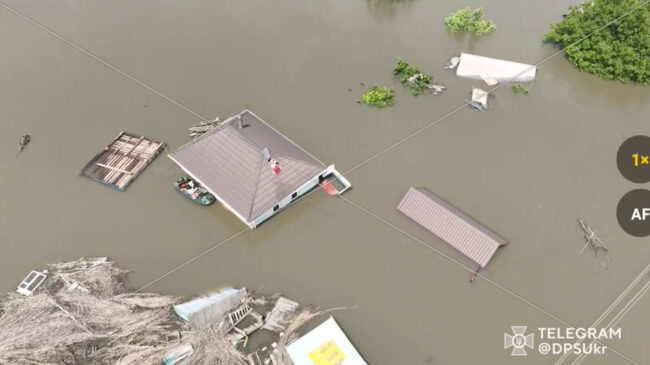 Así salvó un militar con un dron a una familia ucraniana aislada por la inundación