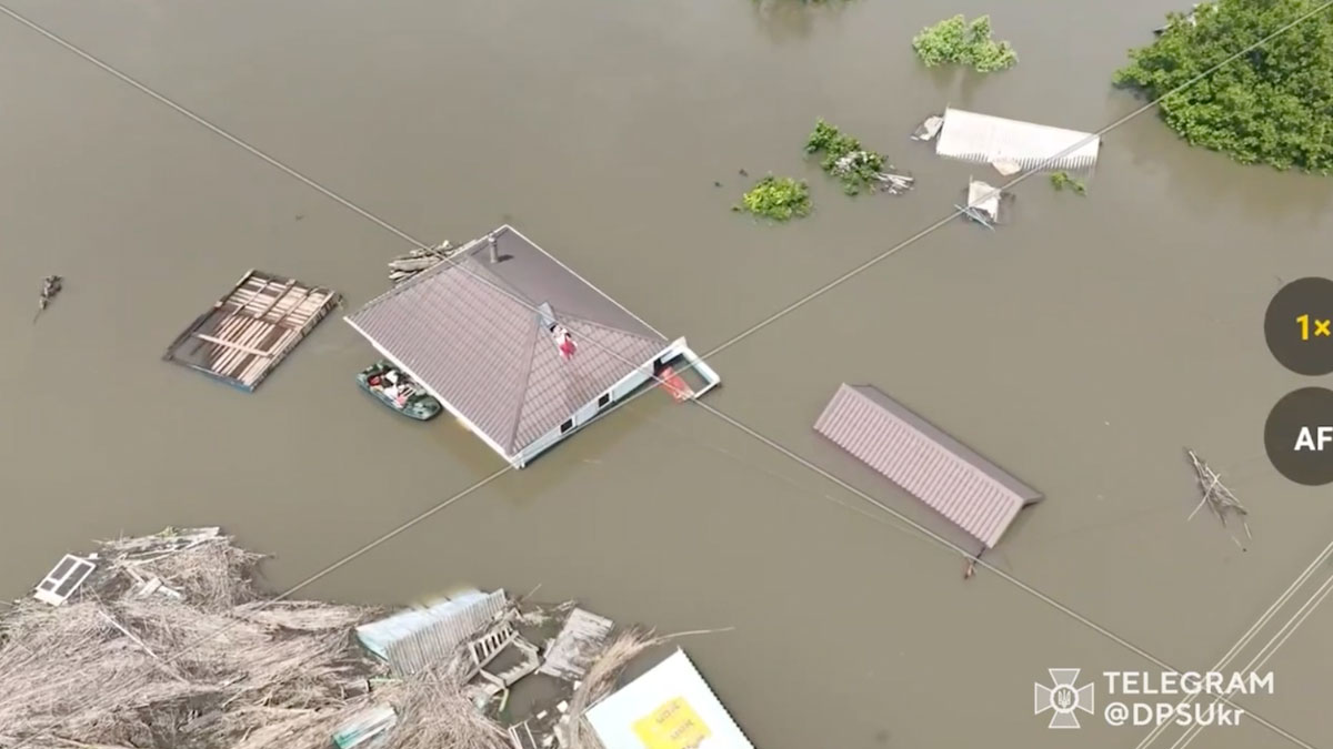 Así salvó un militar con un dron a una familia ucraniana aislada por la inundación
