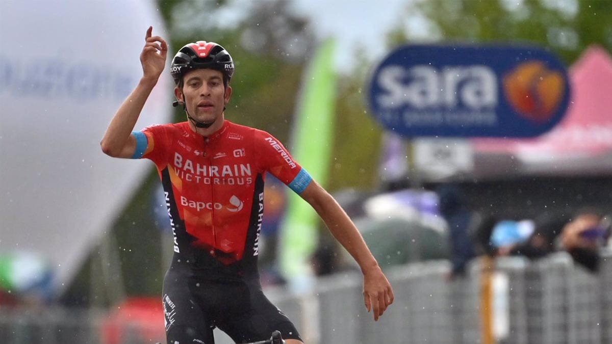 Muere el ciclista Gino Mäder por las lesiones tras caer por un barranco en el Tour de Suiza