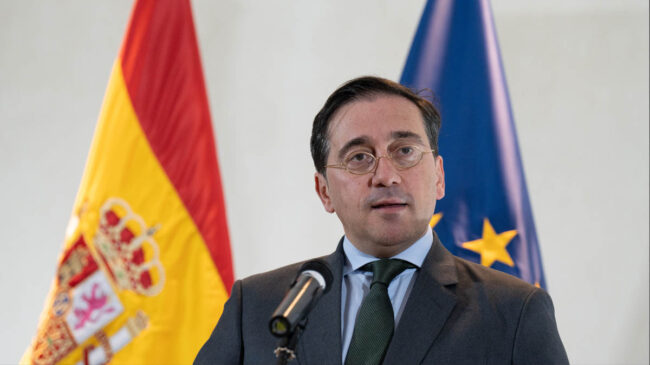 Albares se reúne con el comisario Schinas tras la polémica de la españolidad de Ceuta y Melilla