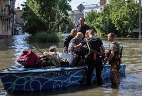 Evacuadas más de 2.700 personas de zonas inundadas junto a represa ucraniana de Kajovka